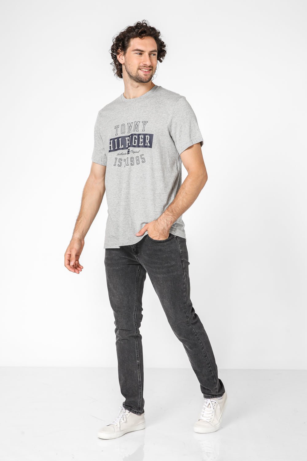 Tommy Hilfiger - טישירט הדפס גרפי בצבע אפור - MASHBIR//365