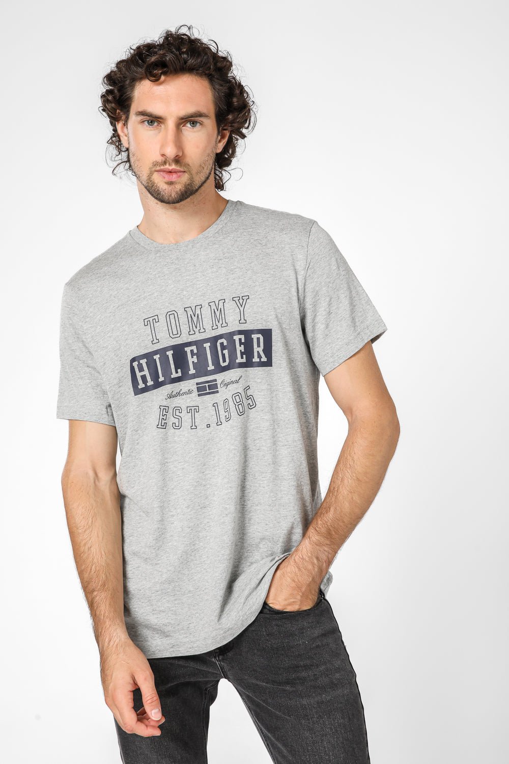 Tommy Hilfiger - טישירט הדפס גרפי בצבע אפור - MASHBIR//365