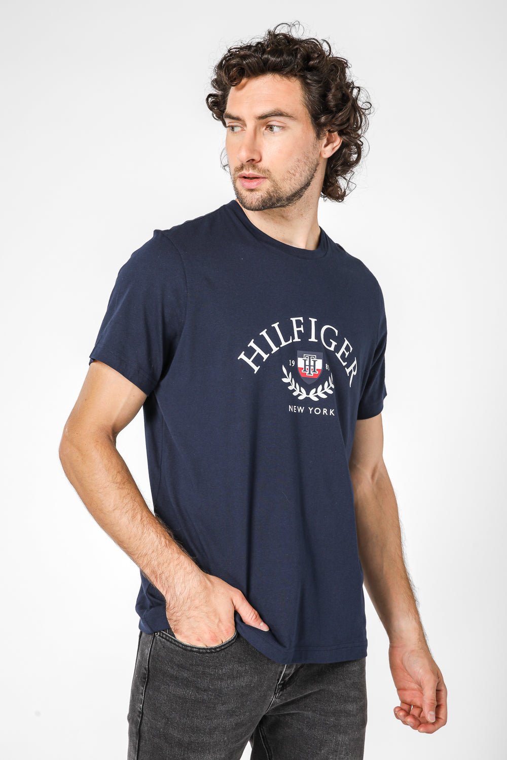 Tommy Hilfiger - טישירט הדפס גרפי בצבע נייבי - MASHBIR//365