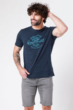 SCORCHER - טישירט הדפס גרפי בצבע נייבי - MASHBIR//365