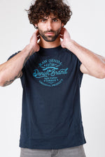 SCORCHER - טישירט הדפס גרפי בצבע נייבי - MASHBIR//365