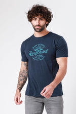 SCORCHER - טישירט הדפס גרפי בצבע נייבי - MASHBIR//365