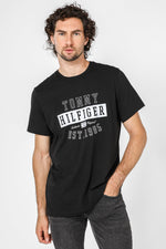 Tommy Hilfiger - טישירט הדפס גרפי בצבע שחור - MASHBIR//365