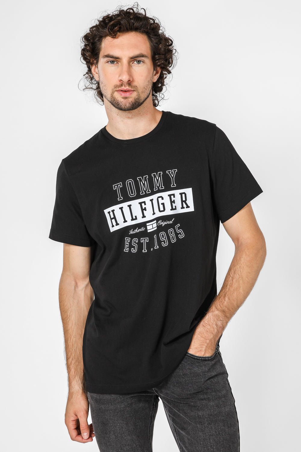 Tommy Hilfiger - טישירט הדפס גרפי בצבע שחור - MASHBIR//365