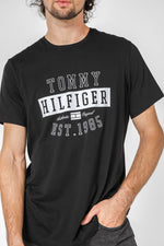 Tommy Hilfiger - טישירט הדפס גרפי בצבע שחור - MASHBIR//365