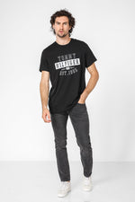 Tommy Hilfiger - טישירט הדפס גרפי בצבע שחור - MASHBIR//365