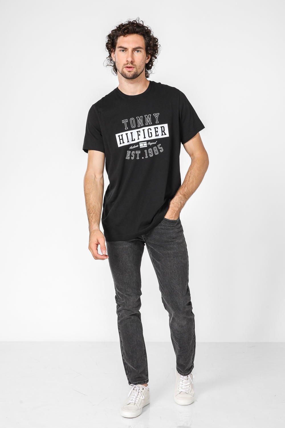 Tommy Hilfiger - טישירט הדפס גרפי בצבע שחור - MASHBIR//365