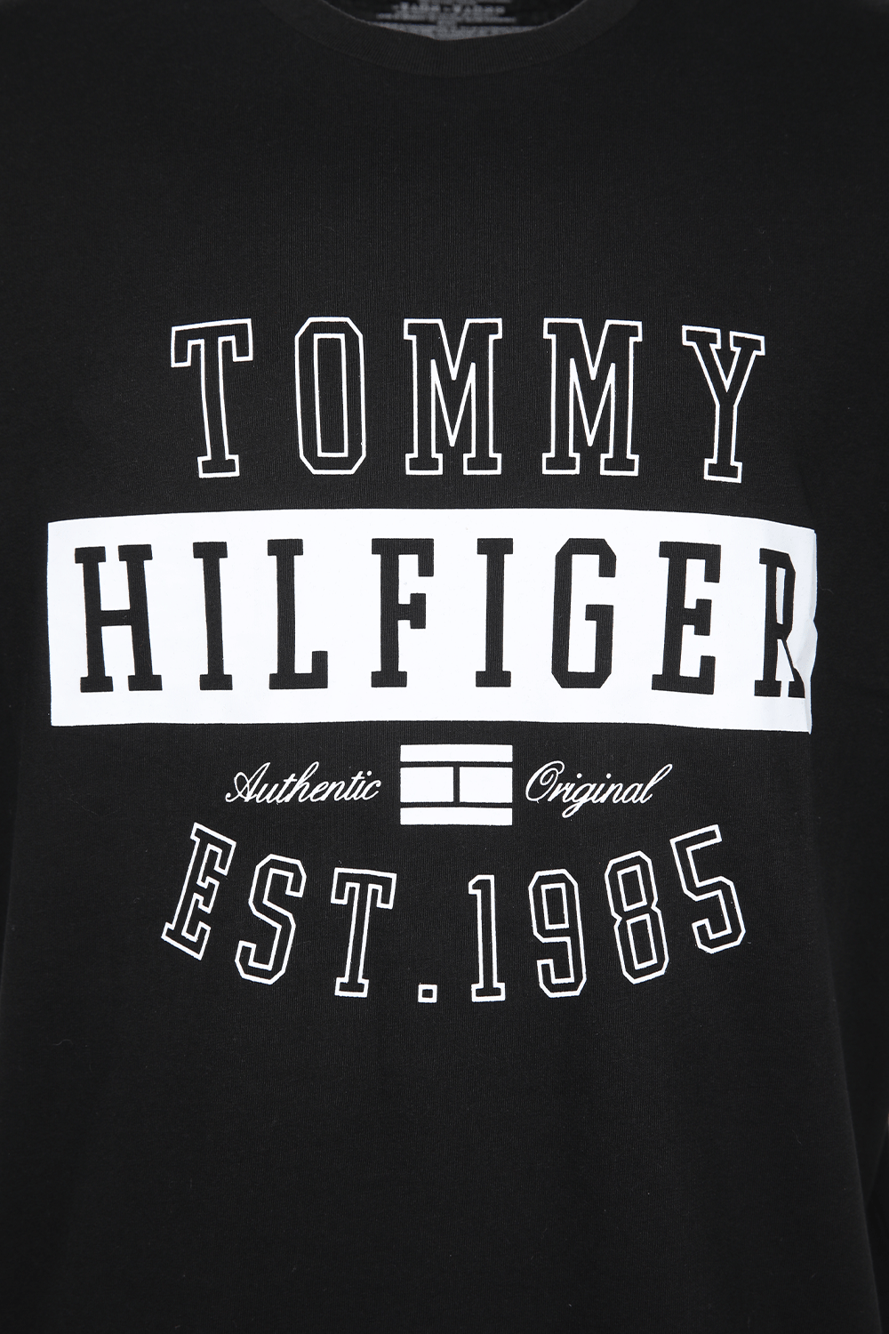 Tommy Hilfiger - טישירט הדפס גרפי בצבע שחור - MASHBIR//365
