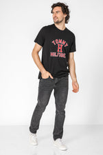 Tommy Hilfiger - טישירט הדפס גרפי בצבע שחור - MASHBIR//365