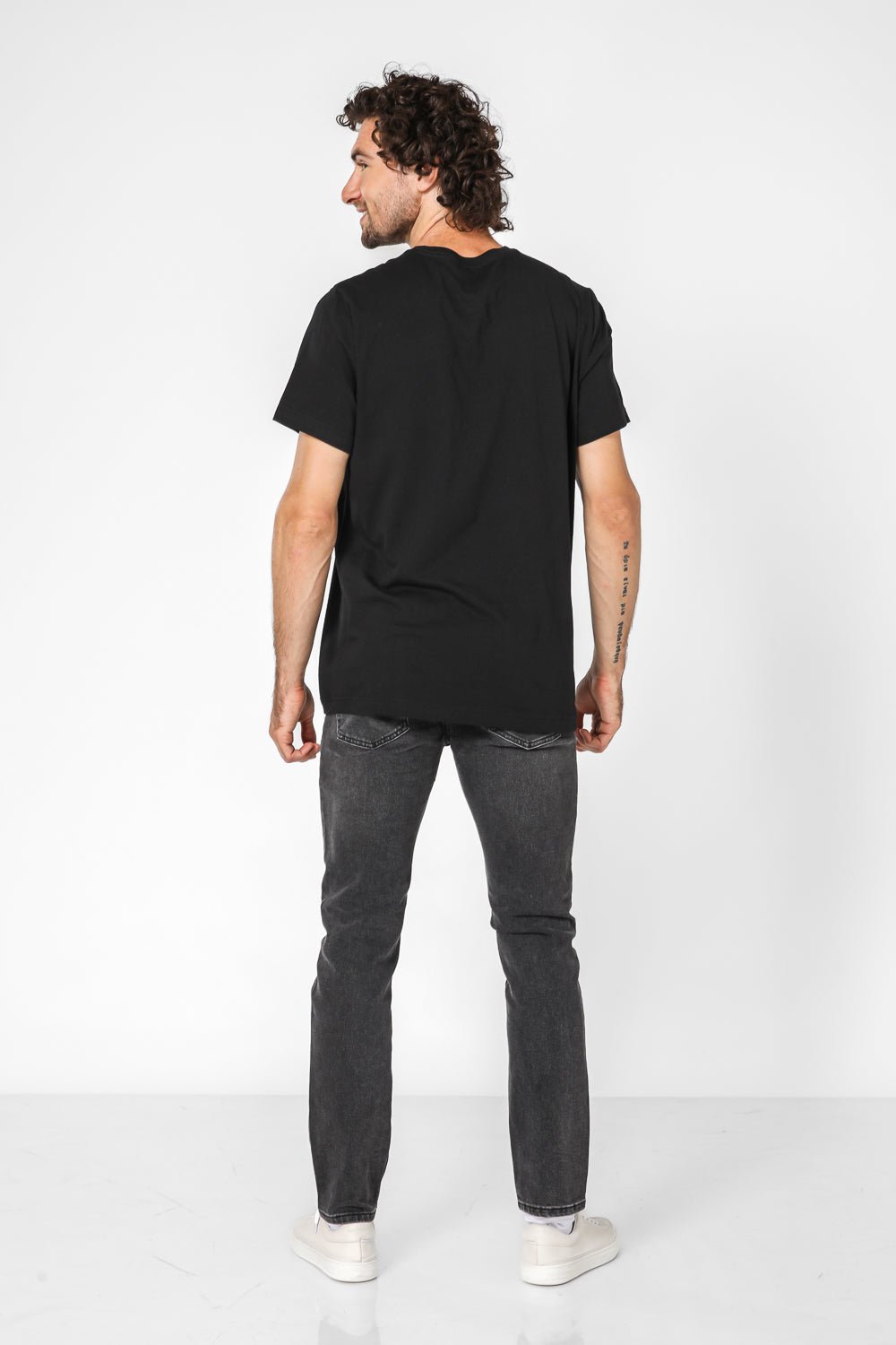 Tommy Hilfiger - טישירט הדפס גרפי בצבע שחור - MASHBIR//365