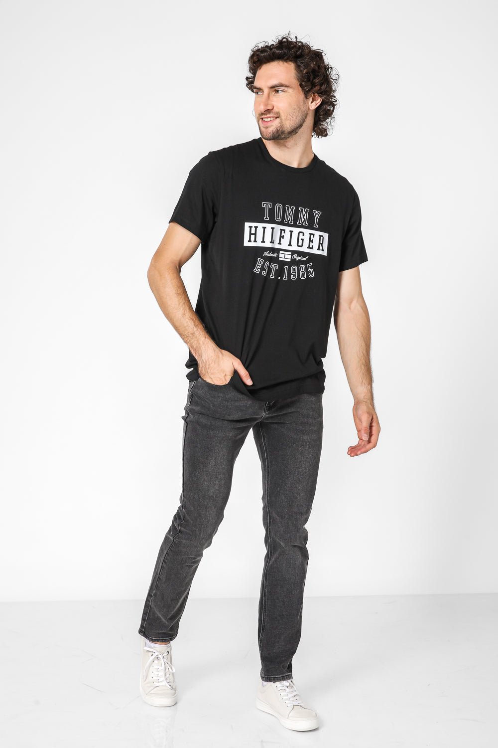 Tommy Hilfiger - טישירט הדפס גרפי בצבע שחור - MASHBIR//365