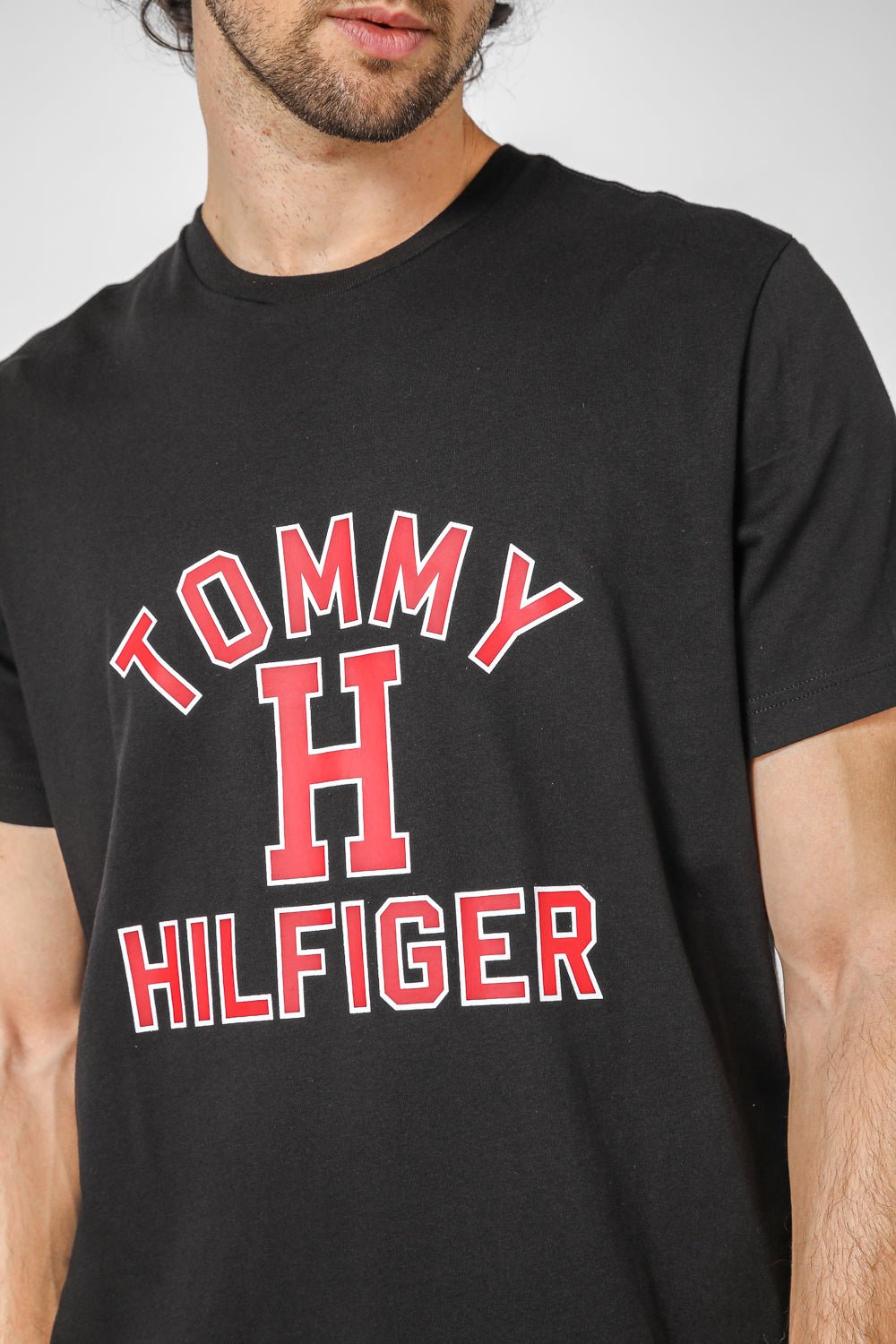 Tommy Hilfiger - טישירט הדפס גרפי בצבע שחור - MASHBIR//365