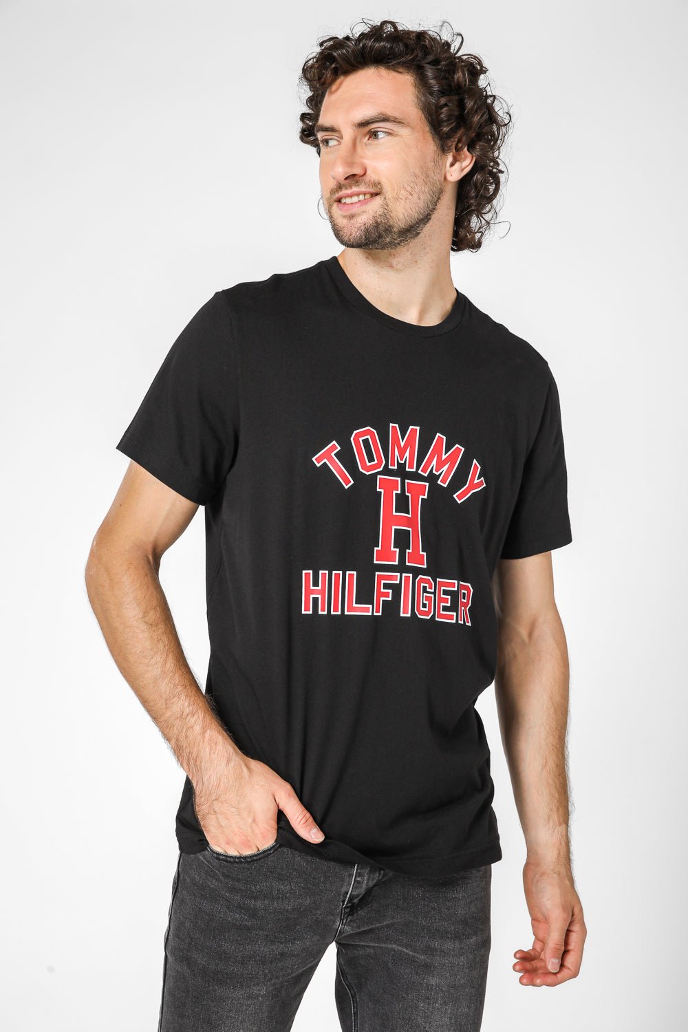 Tommy Hilfiger - טישירט הדפס גרפי בצבע שחור - MASHBIR//365