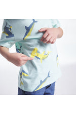 OKAIDI - טישירט הדפס כרישים בצבע תכלת - MASHBIR//365