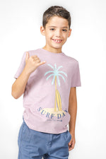 OKAIDI - טישירט הדפס SURF DAY בצבע בורדו עדין - MASHBIR//365