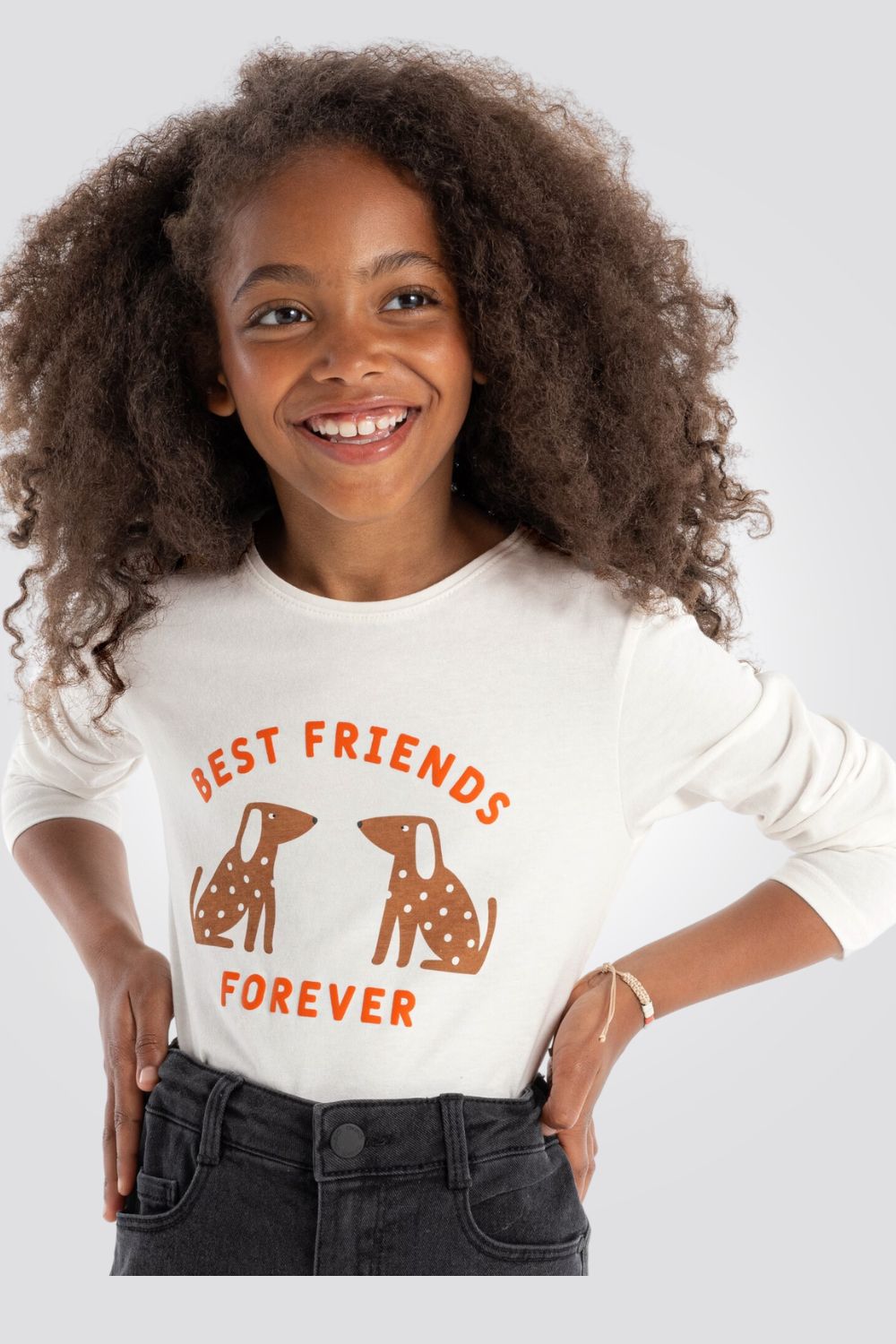 OKAIDI - טישירט ילדות שרוול ארוך הדפס כלבים חומים על רקע לבן - MASHBIR//365