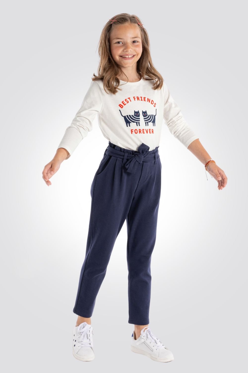 OKAIDI - טישירט ילדות שרוול ארוך הדפס חתולים כחולים על רקע לבן - MASHBIR//365