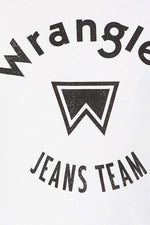 WRANGLER - טישירט JEANS TEAM TEE בצבע לבן - MASHBIR//365