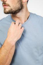 DELTA - טישירט קצרה צאוורון V לגבר בצבע תכלת - MASHBIR//365