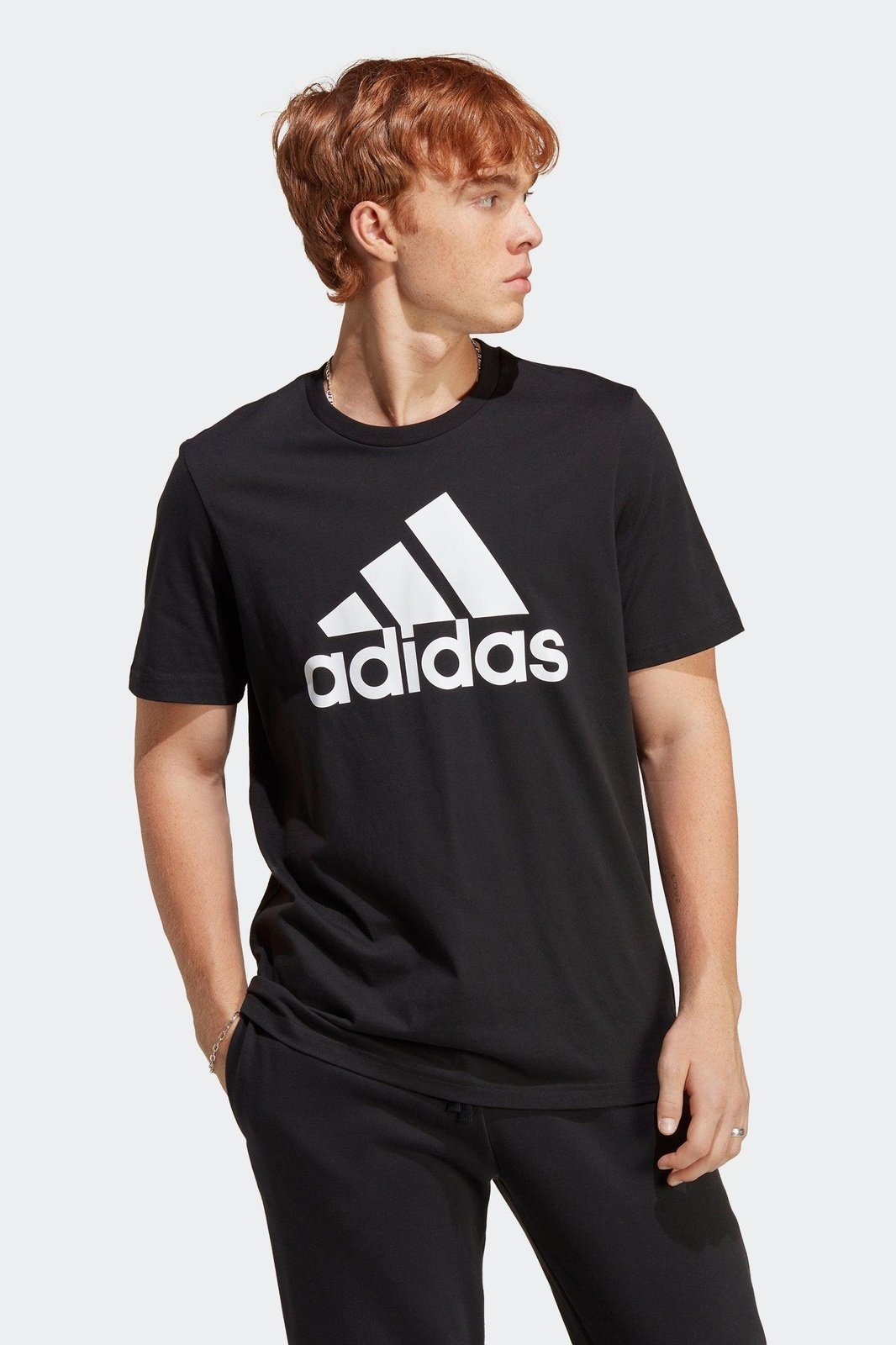 ADIDAS - טישירט קצרה ESSENTIALS בצבע שחור - MASHBIR//365