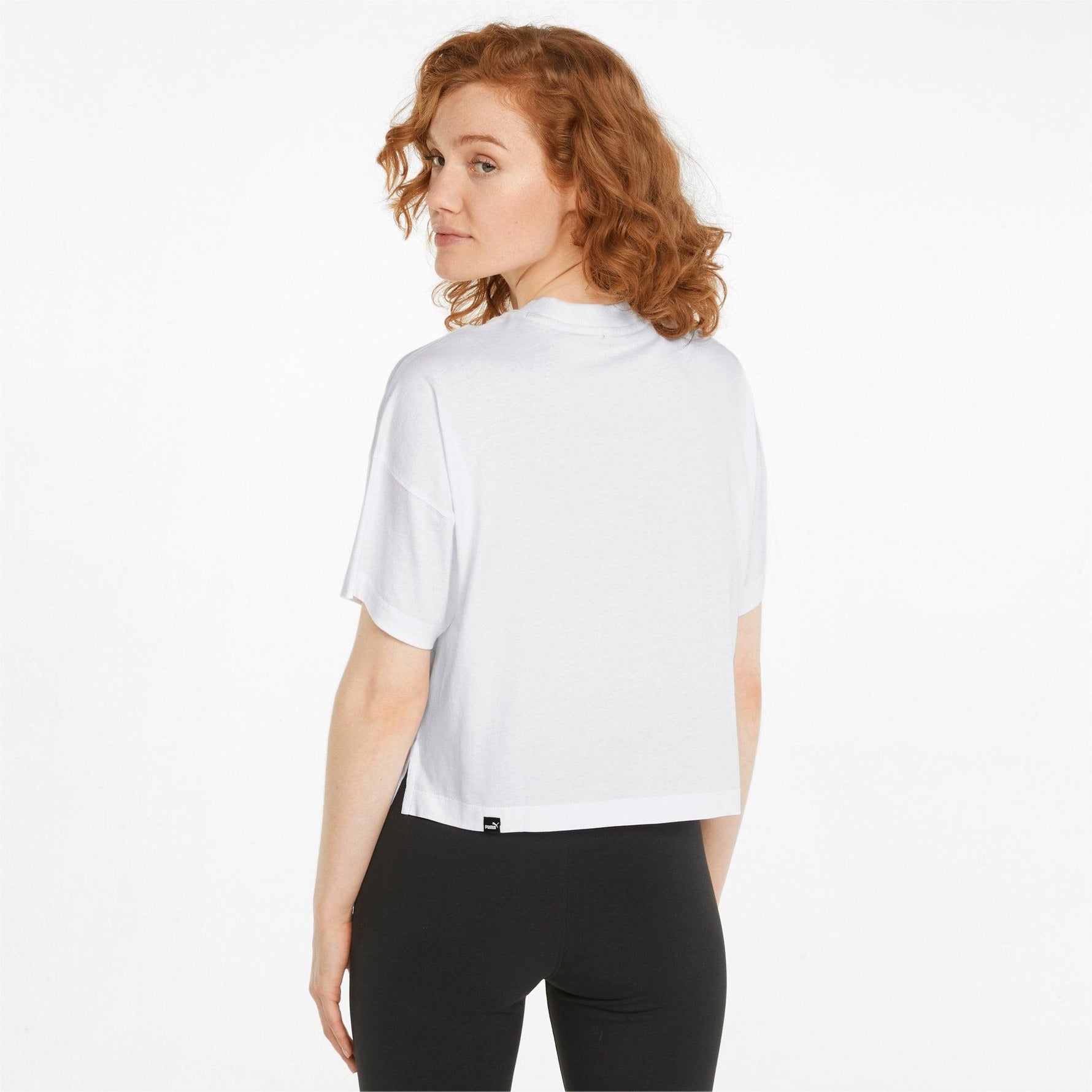 PUMA - טישירט קצרה HER Cropped Tee בצבע לבן - MASHBIR//365
