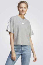 ADIDAS - טישירט קצרה לנשים בצבע אפור בהיר - MASHBIR//365