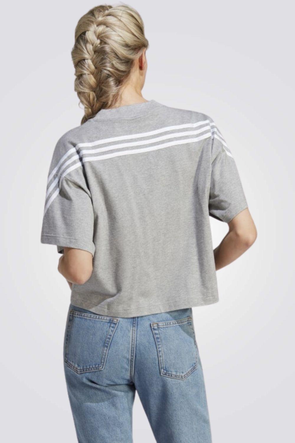 ADIDAS - טישירט קצרה לנשים בצבע אפור בהיר - MASHBIR//365