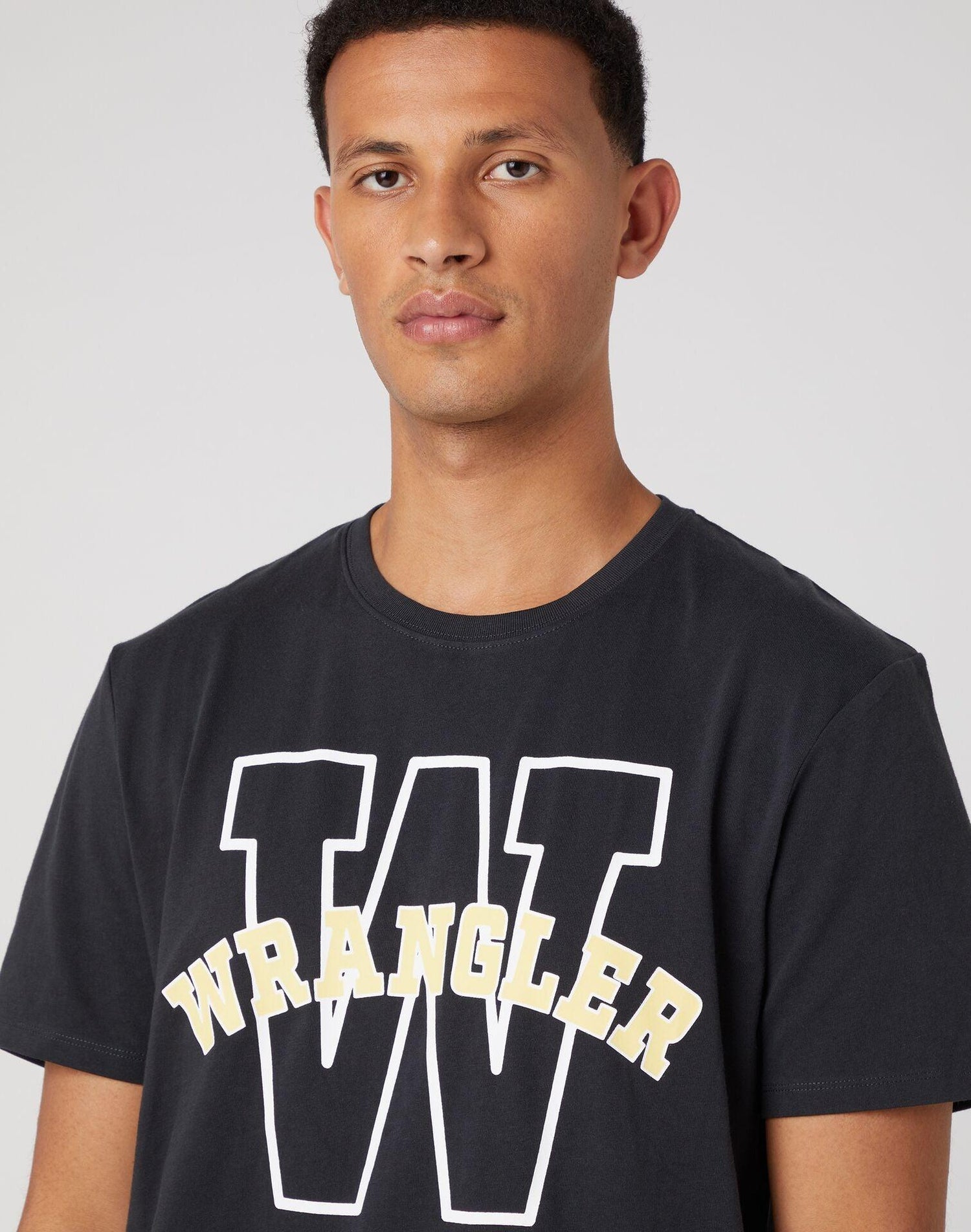 WRANGLER - טישירט קצרה עם לוגו בצבע שחור - MASHBIR//365