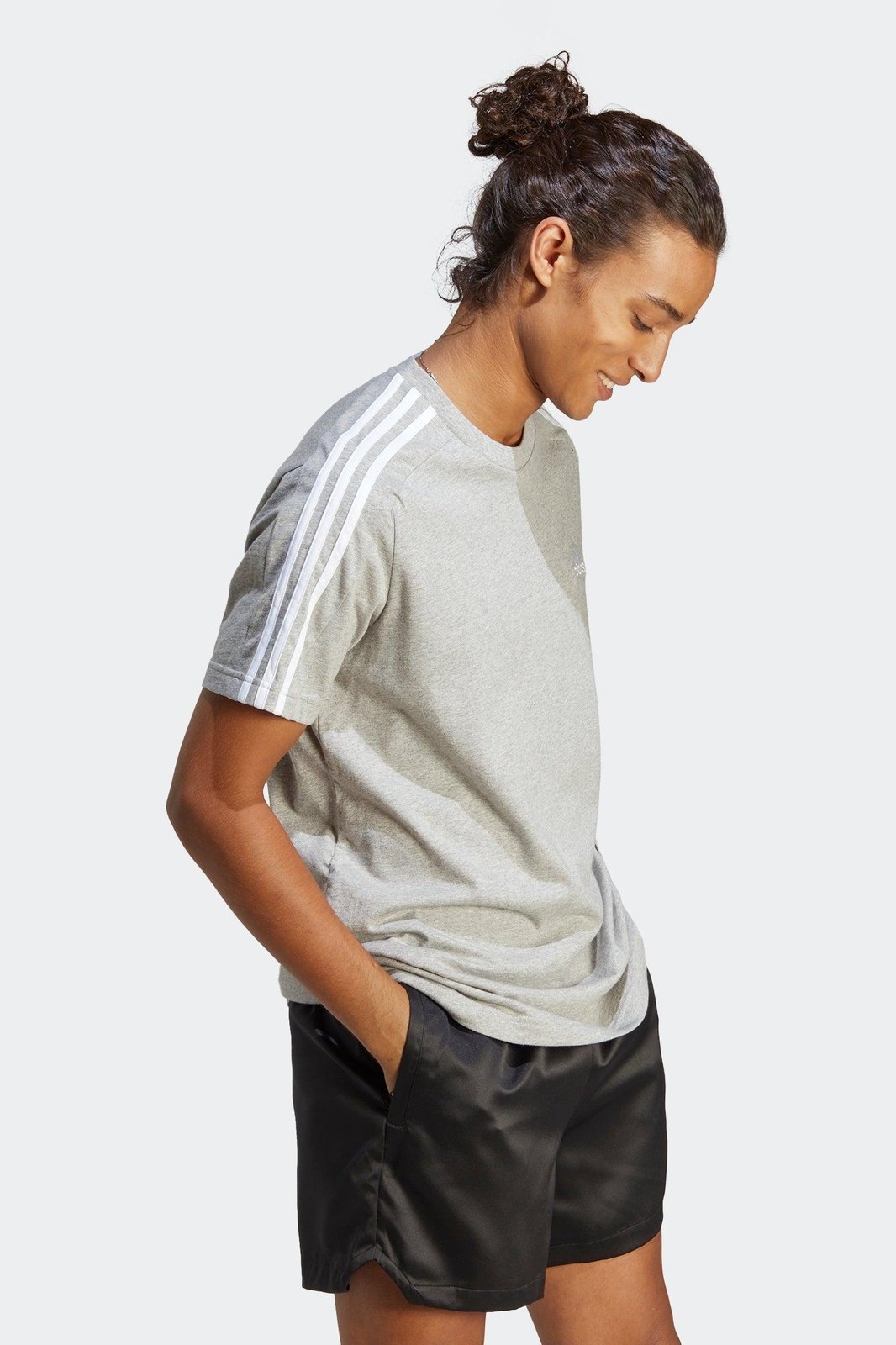 ADIDAS - טישירט קצרה SJ בצבע אפור בהיר - MASHBIR//365