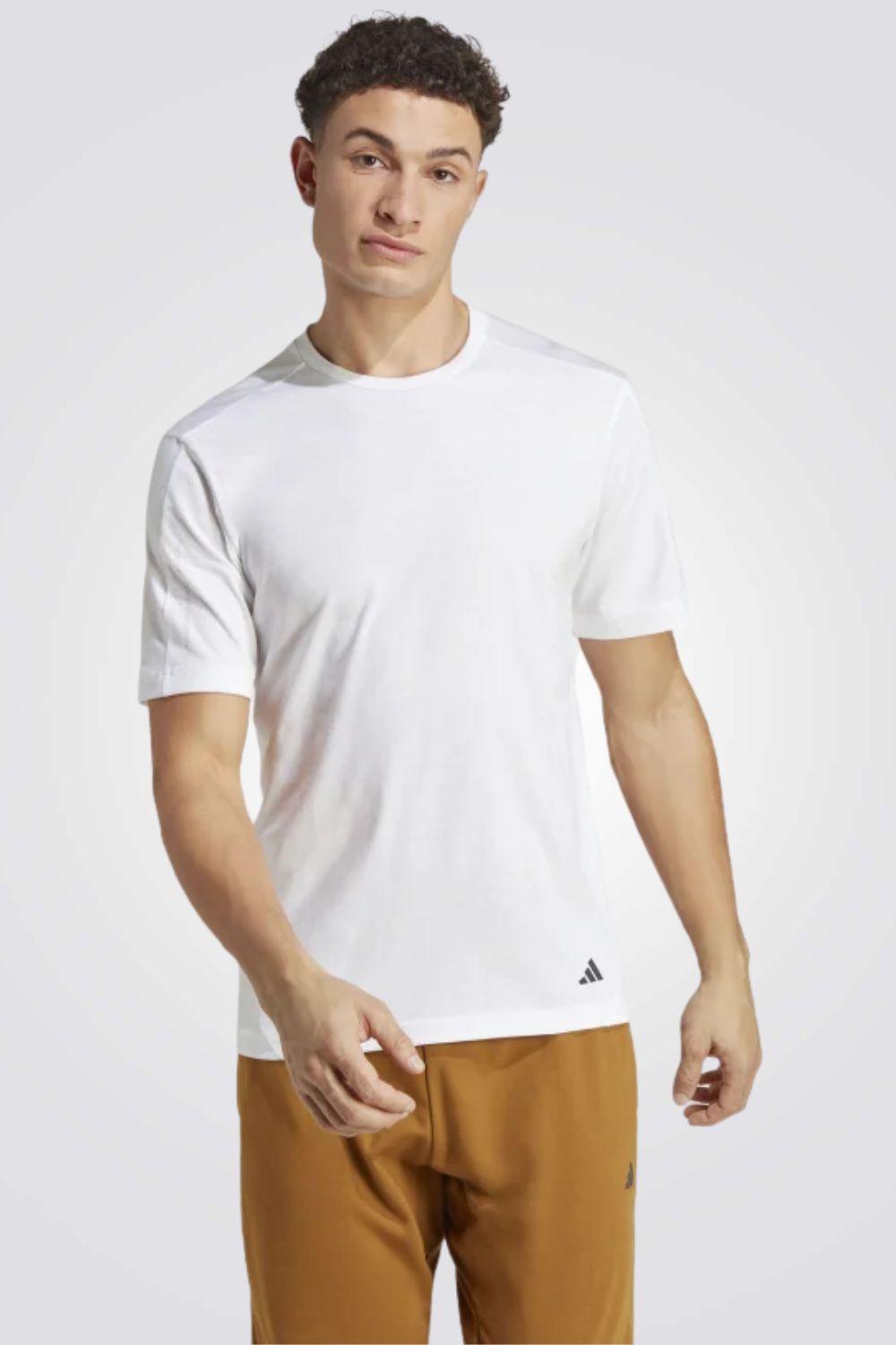 ADIDAS - טישירט לגבר CARBON-YOGA BASE בצבע לבן - MASHBIR//365