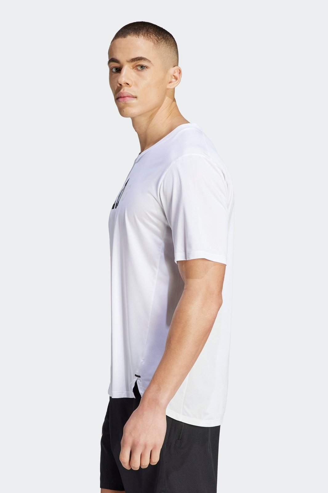 ADIDAS - טישירט לגברים DESIGNED FOR MOVEMENT בצבע לבן - MASHBIR//365