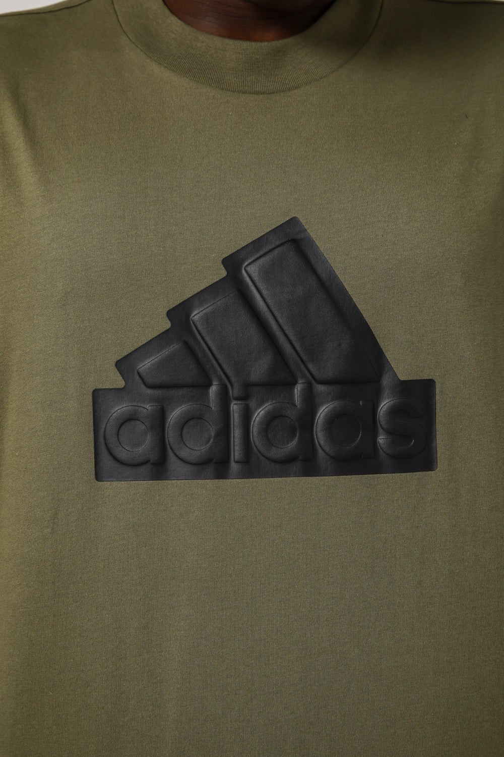 ADIDAS - טישירט לגברים FUTURE ICONS OLISTR בצבע זית - MASHBIR//365