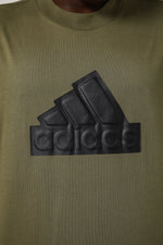 ADIDAS - טישירט לגברים FUTURE ICONS OLISTR בצבע זית - MASHBIR//365