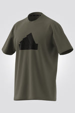 ADIDAS - טישירט לגברים FUTURE ICONS OLISTR בצבע זית - MASHBIR//365