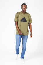 ADIDAS - טישירט לגברים FUTURE ICONS OLISTR בצבע זית - MASHBIR//365