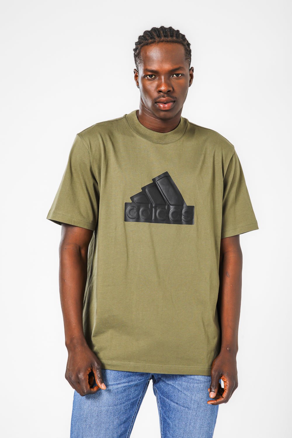 ADIDAS - טישירט לגברים FUTURE ICONS OLISTR בצבע זית - MASHBIR//365