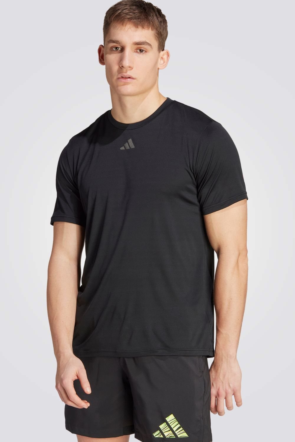 ADIDAS - טישירט לגברים HIIT SLOGAN בצבע שחור - MASHBIR//365