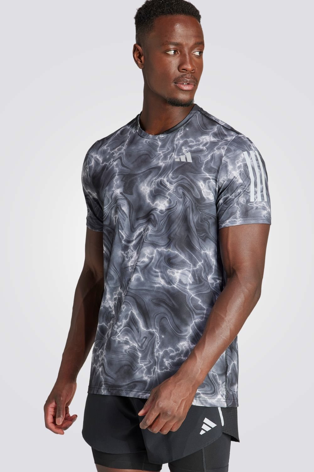 ADIDAS - טישירט לגברים OWN THE RUN ALLOVER בצבע שחור ולבן - MASHBIR//365