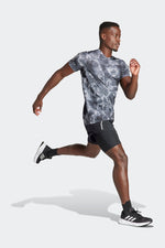 ADIDAS - טישירט לגברים OWN THE RUN ALLOVER בצבע שחור ולבן - MASHBIR//365