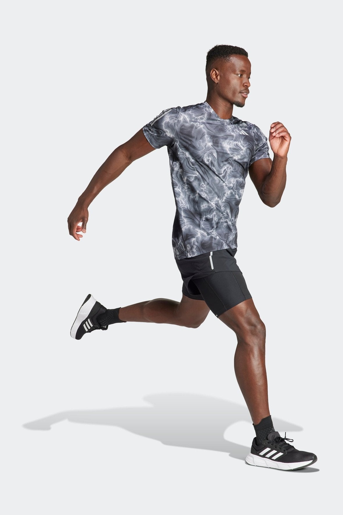 ADIDAS - טישירט לגברים OWN THE RUN ALLOVER בצבע שחור ולבן - MASHBIR//365