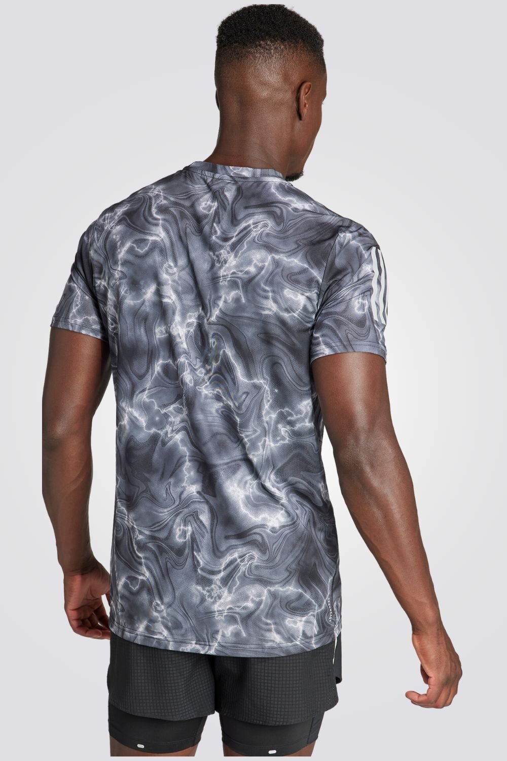 ADIDAS - טישירט לגברים OWN THE RUN ALLOVER בצבע שחור ולבן - MASHBIR//365