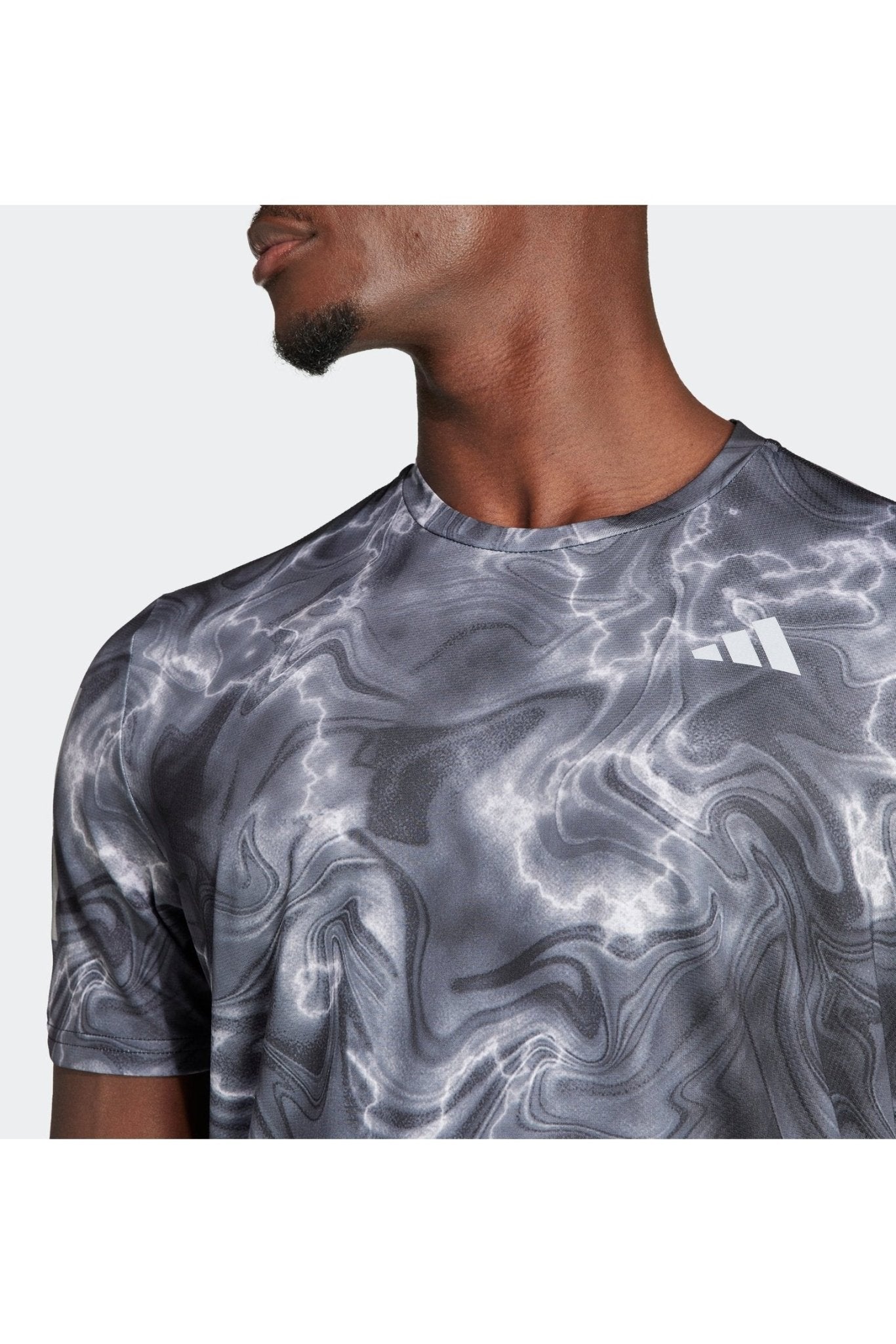 ADIDAS - טישירט לגברים OWN THE RUN ALLOVER בצבע שחור ולבן - MASHBIR//365