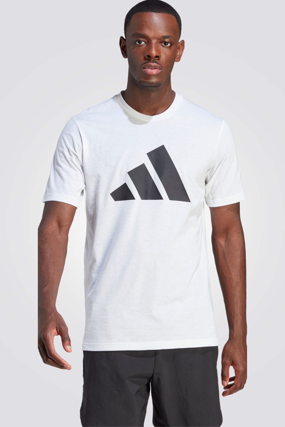 ADIDAS - טישירט לגברים TRAIN ESSENTIALS FEELREADY בצבע לבן ושחור - MASHBIR//365
