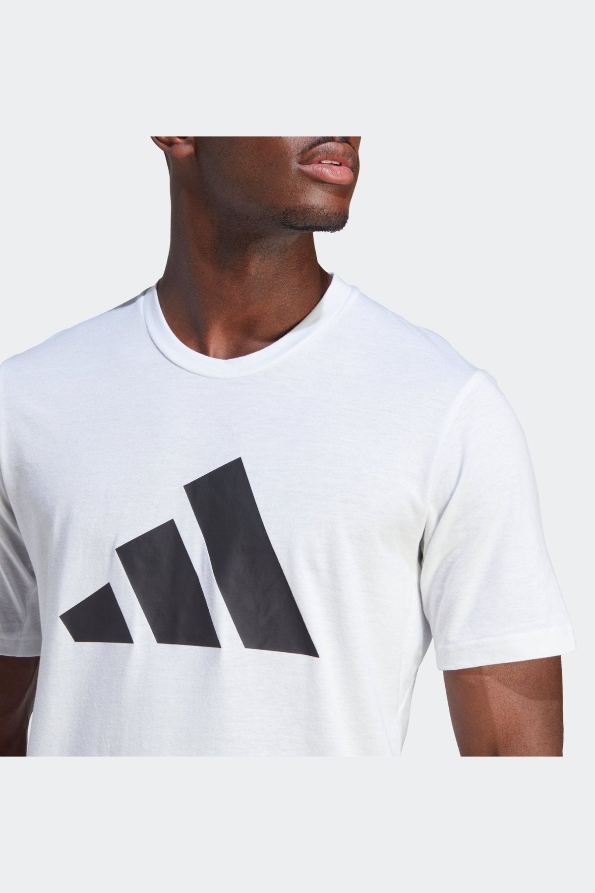 ADIDAS - טישירט לגברים TRAIN ESSENTIALS FEELREADY בצבע לבן ושחור - MASHBIR//365