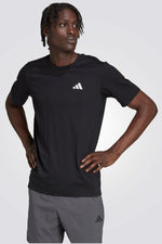 ADIDAS - טישירט לגברים TRAIN ESSENTIALS FEELREADY בצבע שחור - MASHBIR//365