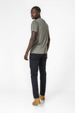 KENNETH COLE - טישירט ליקוויד קצרה בצבע זית - MASHBIR//365