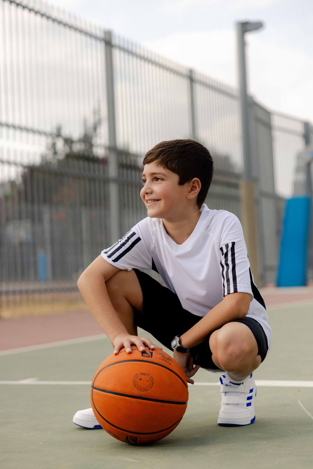 ADIDAS - טישירט לילדים B CLUB 3STR TEE בצבע לבן - MASHBIR//365