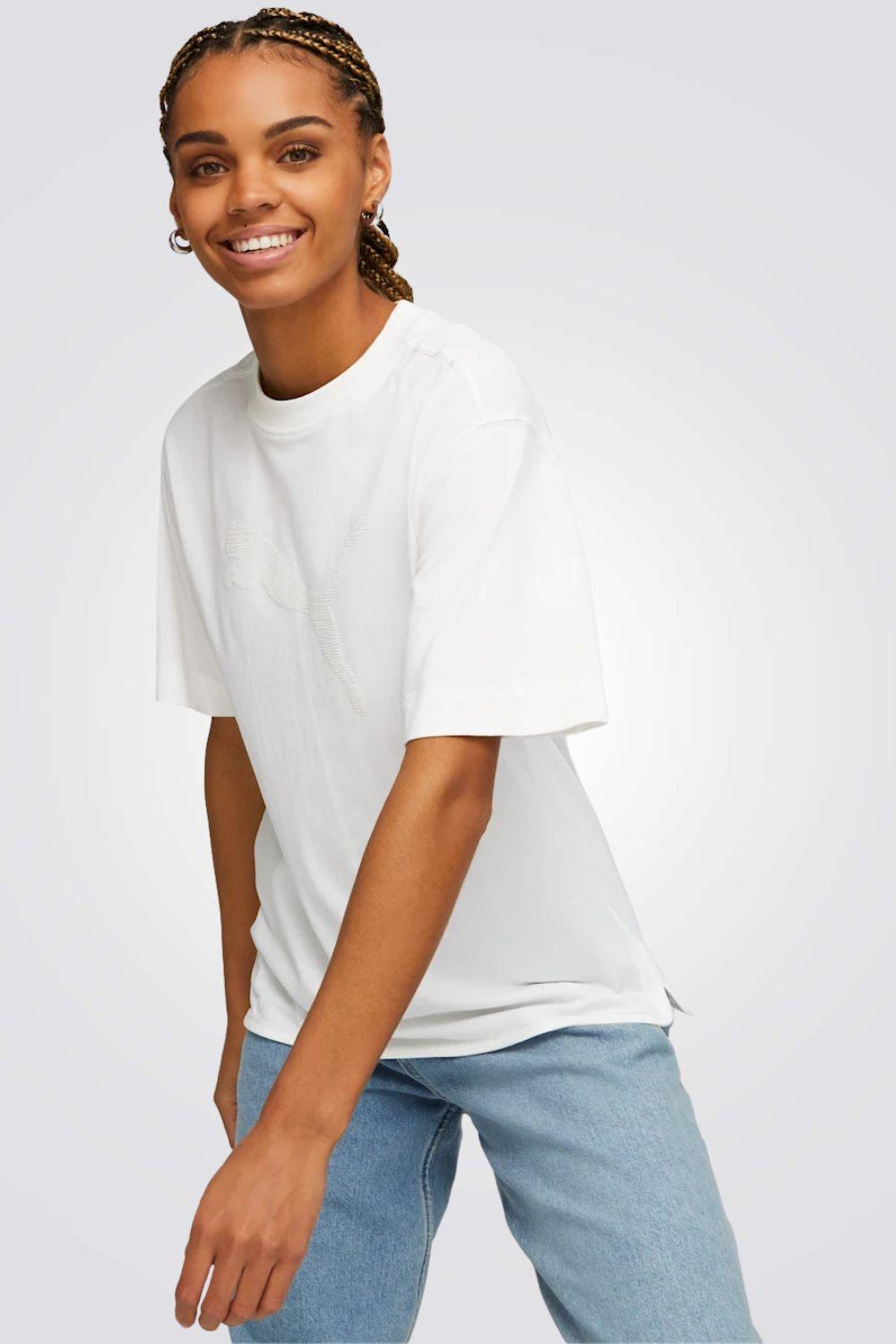 PUMA - טישירט לנשים HER Tee בצבע לבן - MASHBIR//365