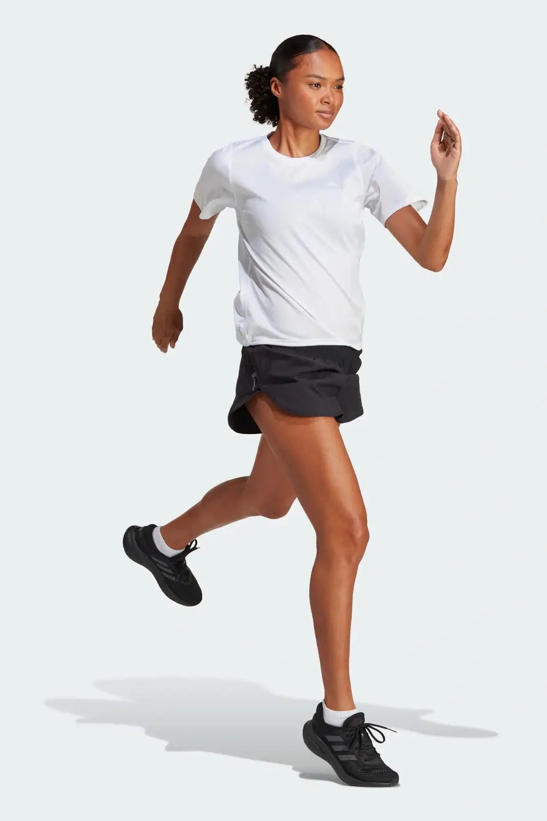 ADIDAS - טישירט לנשים RUN ICONS 3-STRIPES בצבע לבן - MASHBIR//365