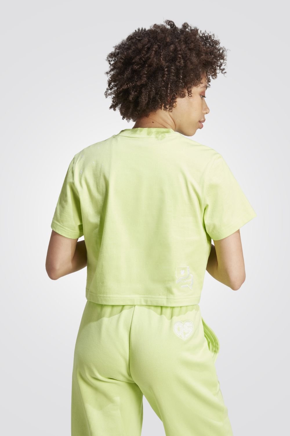 ADIDAS - טישירט לנשים SCRIBBLE EMBROIDERY בצבע ירוק - MASHBIR//365